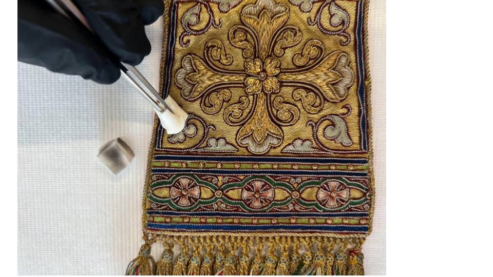 Restauration de bannière textile en tapisserie