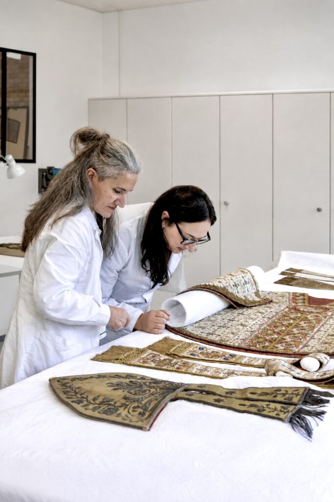 Formation de deux personnes à la conservation d'oeuvres textiles